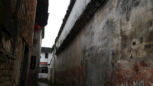 古老小巷的斑驳墙面