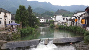 江南水乡溪流旁的村落