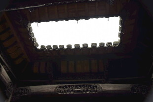 古建天窗下的光影世界