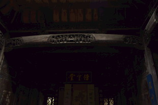 昏暗室内的金属结构