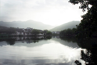 宁静山水间的静谧湖泊