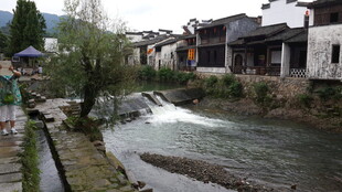 溪边古村落景致