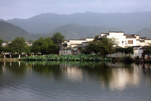 湖畔村落 山水相依的美景