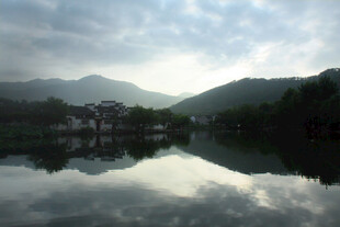 山水倒影美景如画