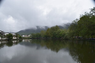 湖畔云雾缭绕的静谧风光