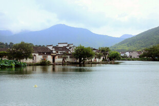 湖畔古村 远山近水好风光