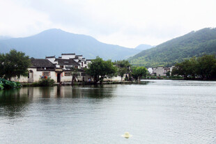 湖畔古村 山水相映成趣
