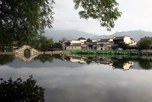 江南水乡宁静湖景倒影