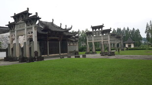 中式古典牌坊 绿草相伴