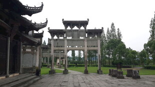 中式古牌坊与传统建筑