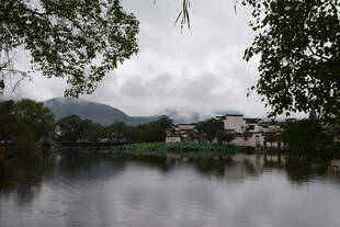 湖畔村落 云雾缭绕之景