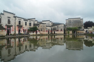 水乡古村 宁静水面映建筑