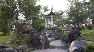 中式园林景观中的石径凉亭