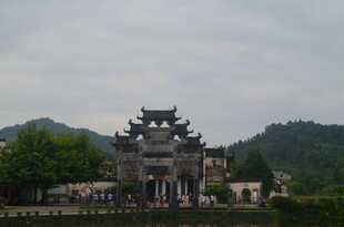 中式古典牌坊 青山环绕