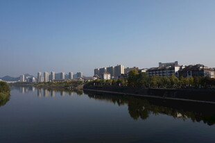 河畔城市风光 宁静美好