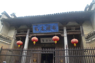 中式古建大门挂红灯笼