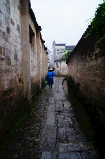 古巷中独行的身影