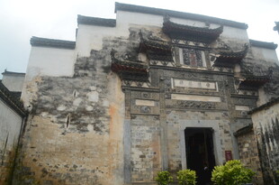古老徽派建筑的斑驳之门