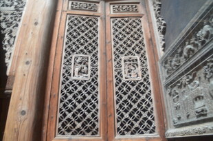 中式雕花木门