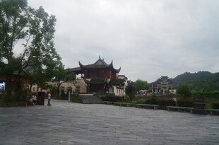 中式古建筑前的开阔广场