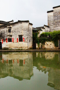 水乡古居映于碧水之上