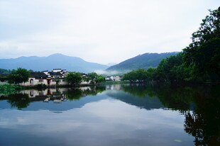 宁静山水间的美丽村落