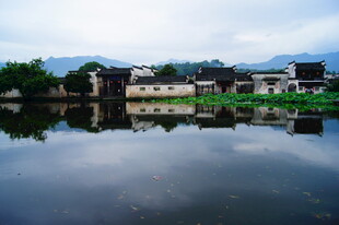 水乡古村倒影如画