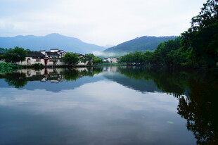 山水相依的宁静湖畔风光