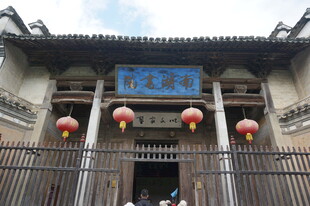 古宅大门悬挂红灯笼