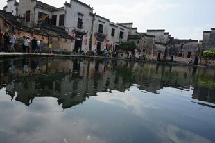 江南水乡古村池塘倒影