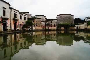 江南水乡古村池塘美景