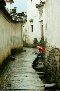 古巷人家 撑伞漫步意韵浓
