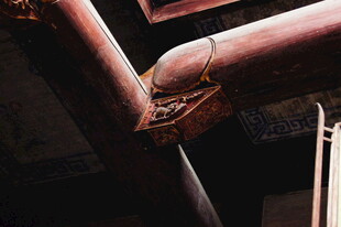 生锈的金属管道特写