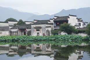 江南水乡古村落湖景倒影