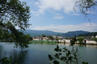 湖畔风光 远山近树相映成趣