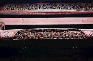 古典雕花乐器细节特写