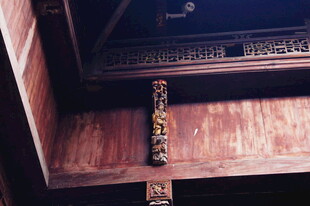 中式古建筑木雕梁细节