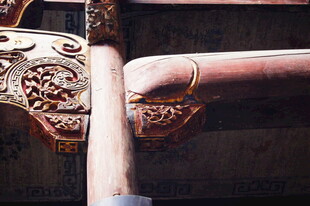 中式雕花梁柱细节特写