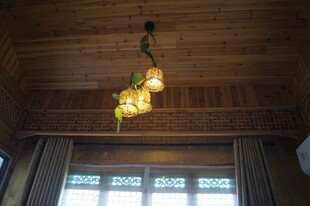 木质天花板上的别致吊灯