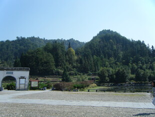 山间开阔地与拱形建筑景观