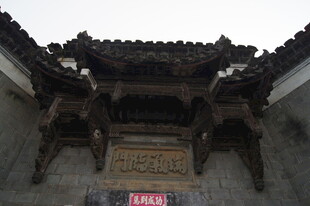 中式古建筑门头精美雕刻