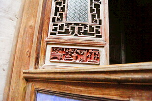 中式木雕窗棂精致细节