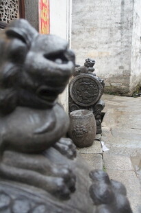 古巷中的石狮子与古物