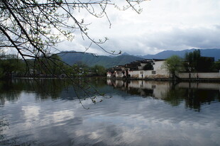 宁静湖畔的山水村落倒影