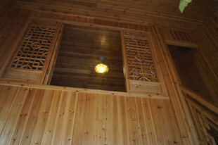 木质阁楼内景 灯光柔和