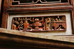 中式木雕窗棂上的精美图案