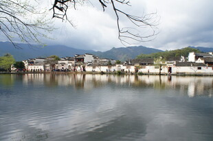 宁静湖畔小镇的美丽风光