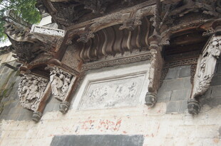 古建门楼雕刻细节展示