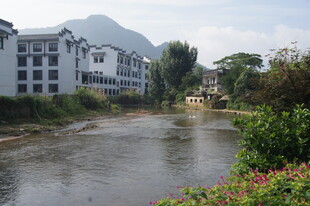 河畔建筑与远山风景