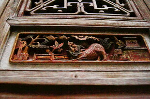 古木雕窗上的精美人物图案